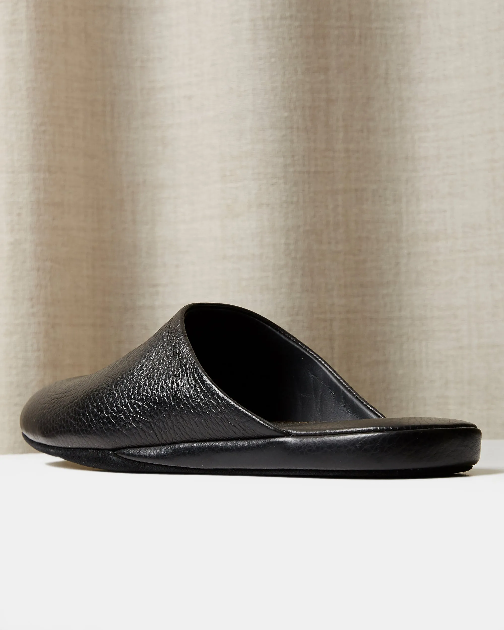 Globetrotter Glide Mules in Black Deer Leather